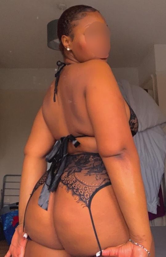 Black girl shows ass to camera